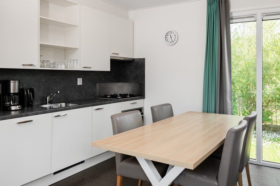 Volledig uitgeruste keuken in Lodge 4B, Breskens, Zeeuws-Vlaanderen, met eethoek en moderne voorzieningen.