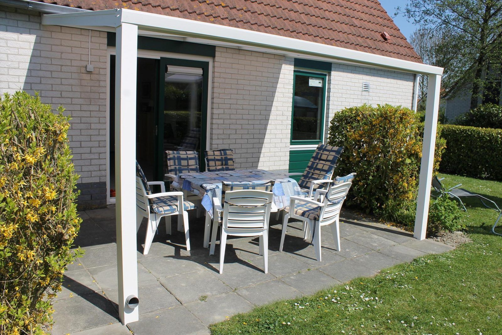 VZ967 Ferienhaus in Breskens, grosse Terrasse mit Gartenmoebeln in Zeeuws-Vlaanderen, Zeeland.
