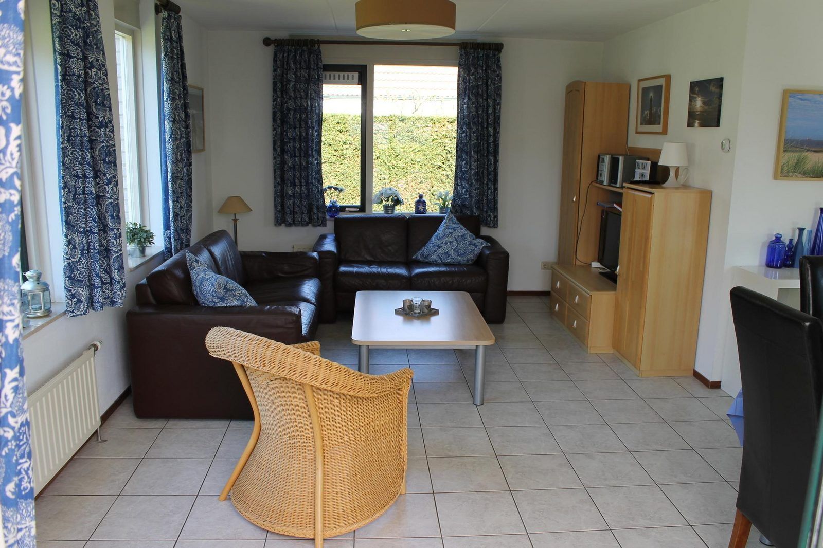 VZ967 Ferienhaus in Breskens, gemuetliches Wohnzimmer mit bequemen Sofas in Zeeuws-Vlaanderen, Zeeland.