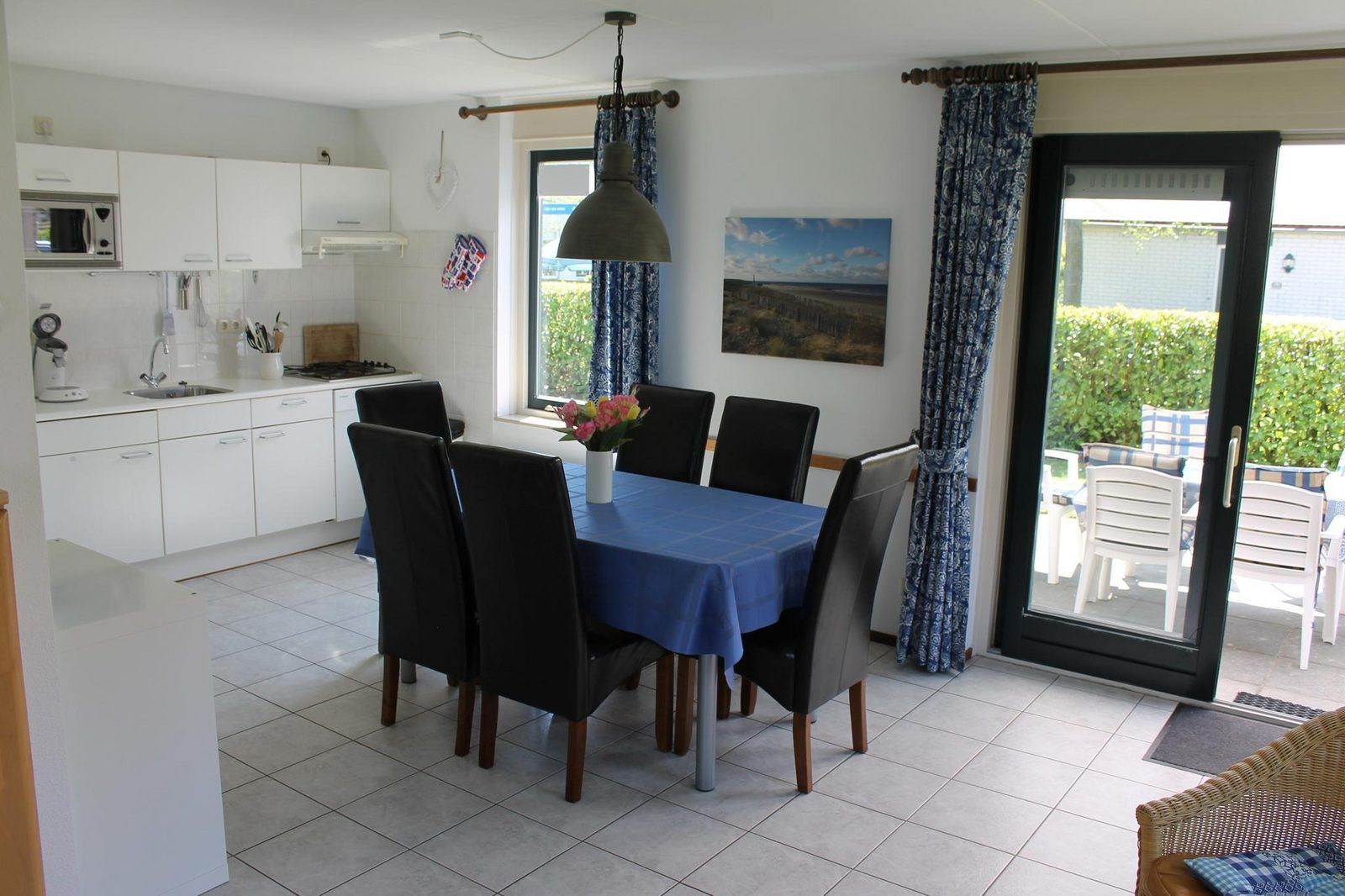 VZ967 Ferienhaus in Breskens, Esszimmer mit Gartenblick in Zeeuws-Vlaanderen, Zeeland.