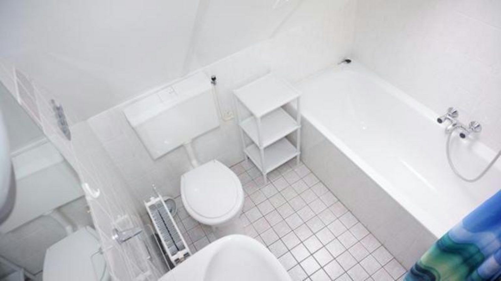 VZ967 Ferienhaus in Breskens, helles Badezimmer mit Badewanne und Toilette in Zeeuws-Vlaanderen, Zeeland.