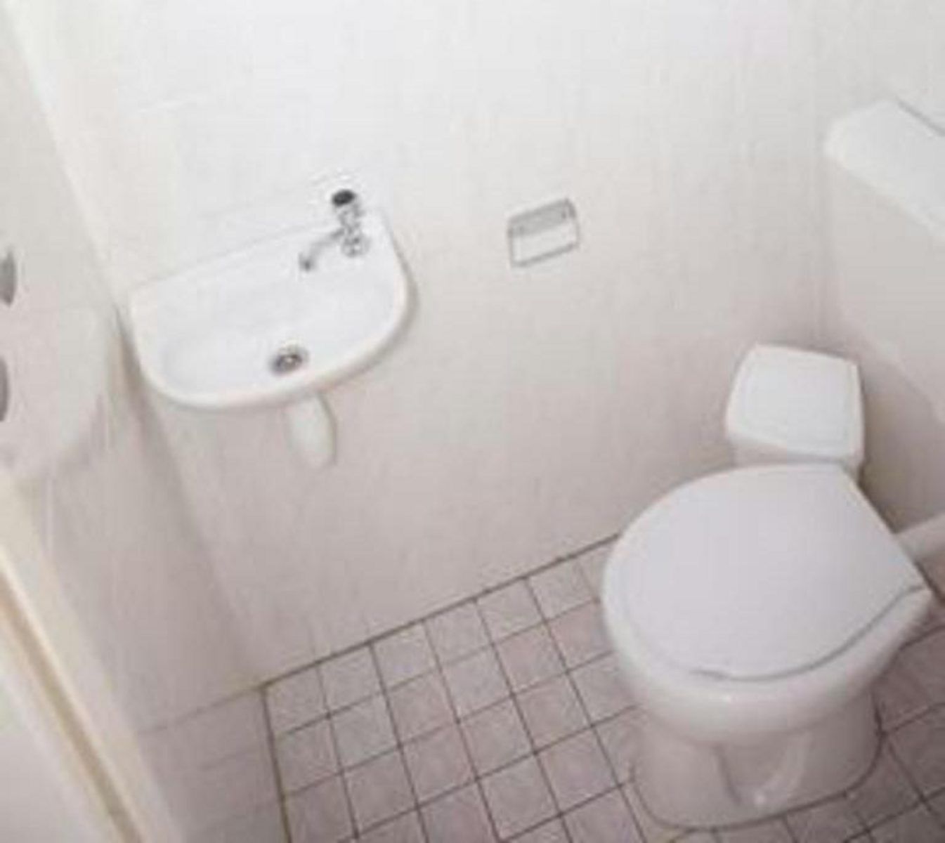 VZ967 Ferienhaus in Breskens, extra Toilette neben dem Badezimmer in Zeeuws-Vlaanderen, Zeeland.