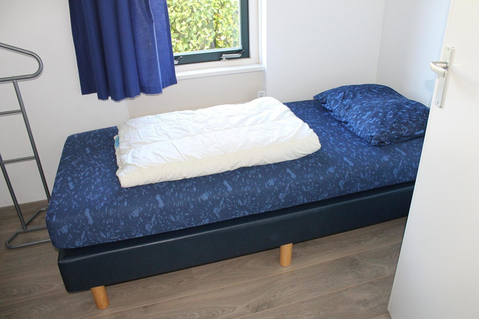 VZ967 Ferienhaus in Breskens, Schlafzimmer mit Gartenblick in Zeeuws-Vlaanderen, Zeeland.