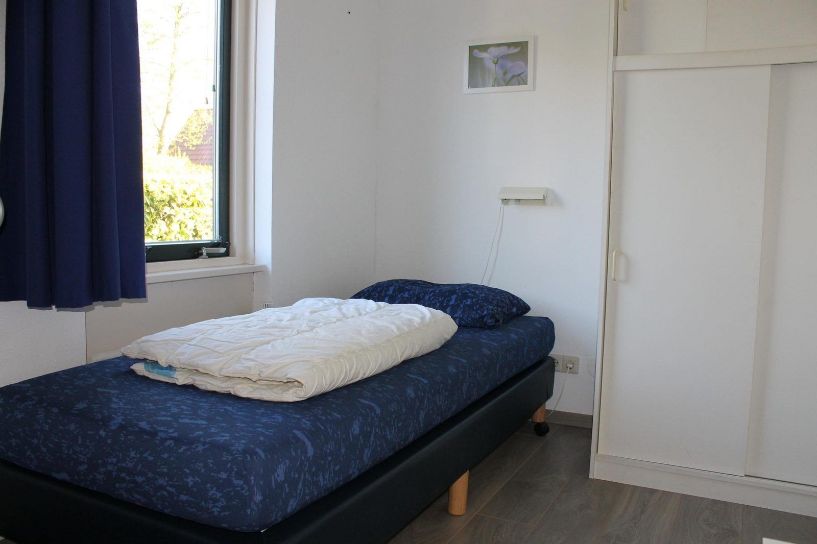 VZ967 Ferienhaus in Breskens, Schlafzimmer mit Holzmoebeln in Zeeuws-Vlaanderen, Zeeland.