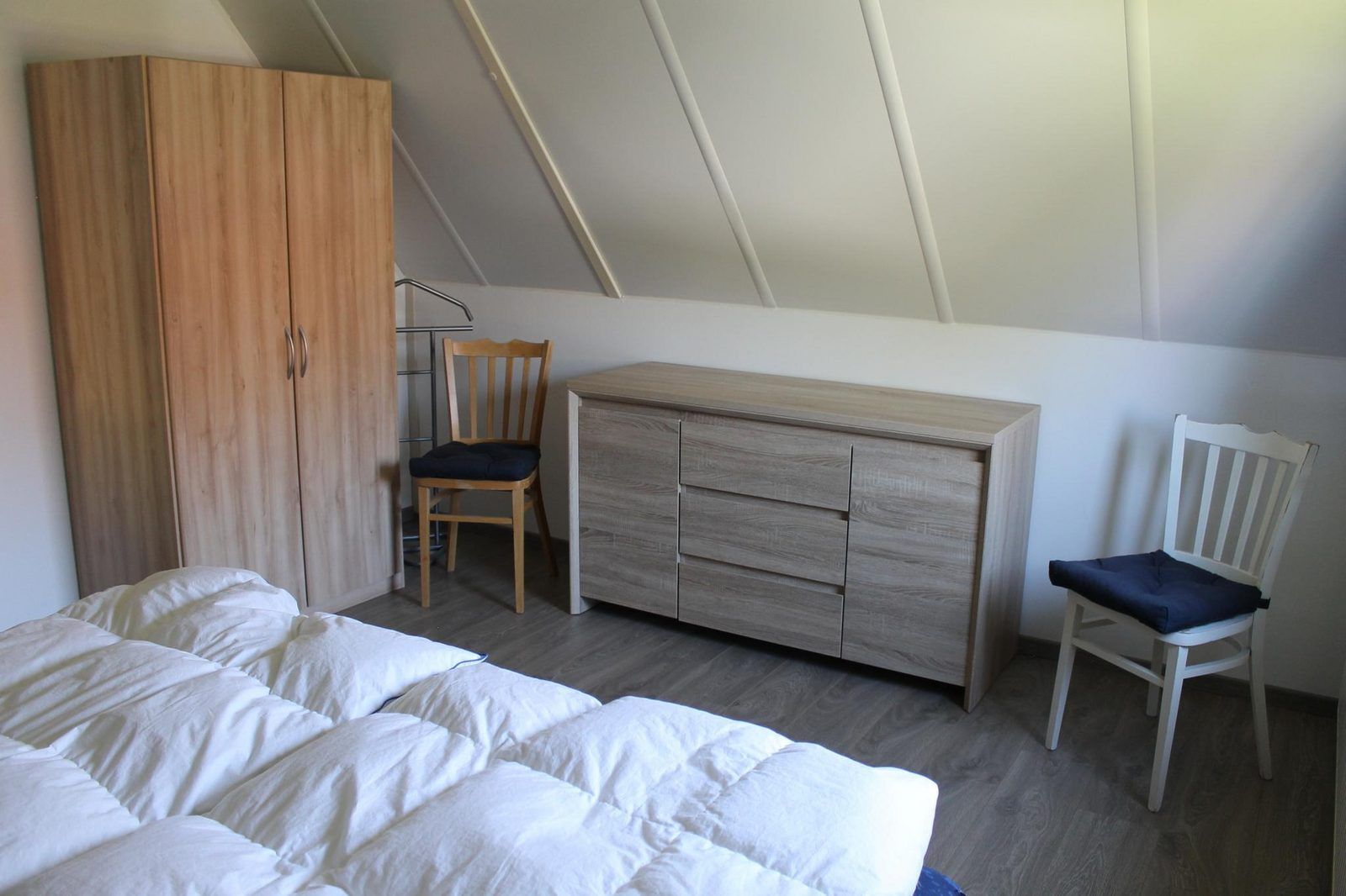 VZ967 Ferienhaus in Breskens, vor dem Haus mit Auffahrt in Zeeuws-Vlaanderen, Zeeland.