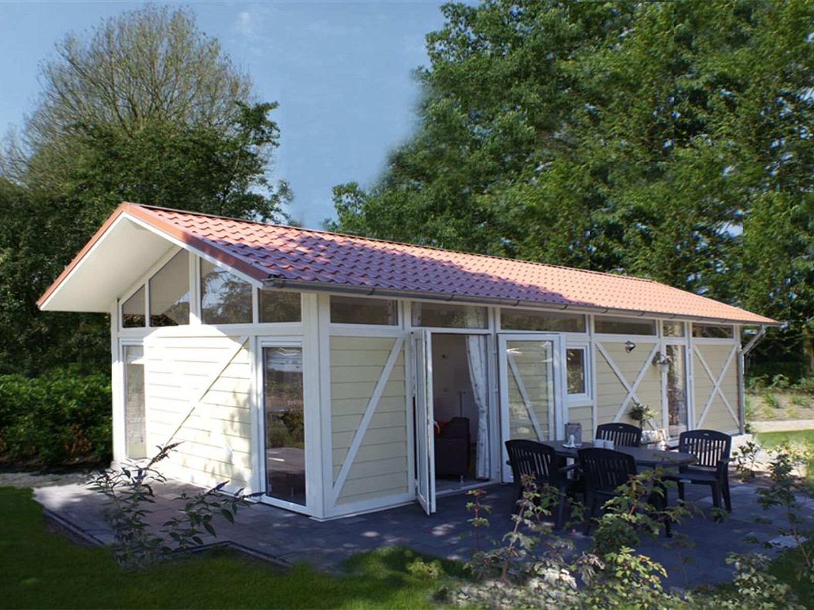 Gemuetliches Ferienhaus Cabana 4 in Breskens, Zeeuws-Vlaanderen, mit sonniger Terrasse und gruener Umgebung, ideal fuer einen entspannten Aufenthalt.