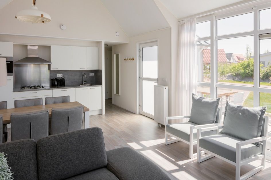 Attraktives Schlafzimmer im Ferienhaus L6B Comfort, Nieuwvliet-Bad, Zeeland, mit zwei Einzelbetten und moderner Holzausstattung.