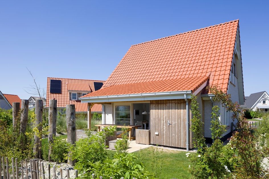 V8 Luxus-Ferienhaus in Nieuwvliet-Bad, Zeeuws-Vlaanderen mit schoenem Garten und moderner Architektur.