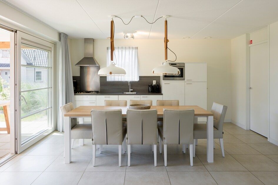 Moderne Kueche in V8 Luxus-Ferienhaus in Nieuwvliet-Bad, Zeeuws-Vlaanderen, mit stilvoller Einrichtung.