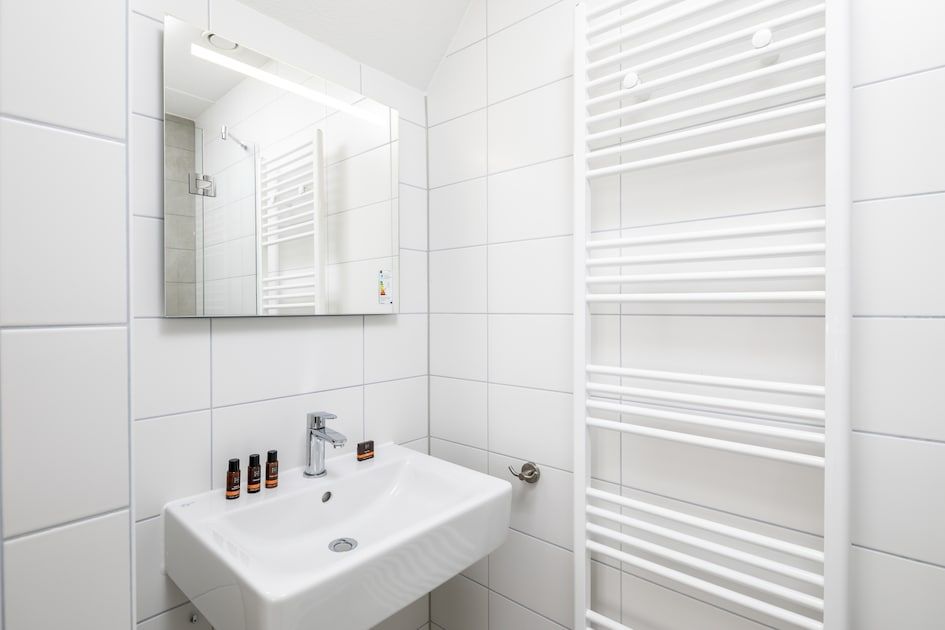Modernes Badezimmer in V8 Luxus-Ferienhaus in Nieuwvliet-Bad, Zeeland, mit luxurioesen Annehmlichkeiten.