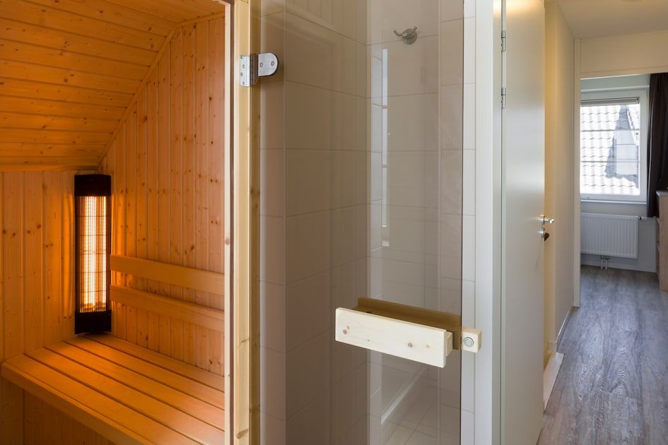 Private Sauna im V8 Luxus-Ferienhaus in Nieuwvliet-Bad, Zeeuws-Vlaanderen, fuer ultimative Entspannung.