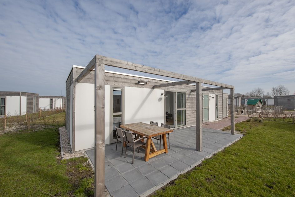 Geniessen Sie die Terrasse von L4 Comfort, einem Ferienhaus in Nieuwvliet-Bad, Zeeuws-Vlaanderen, umgeben von der ruhigen Natur Zeelands.