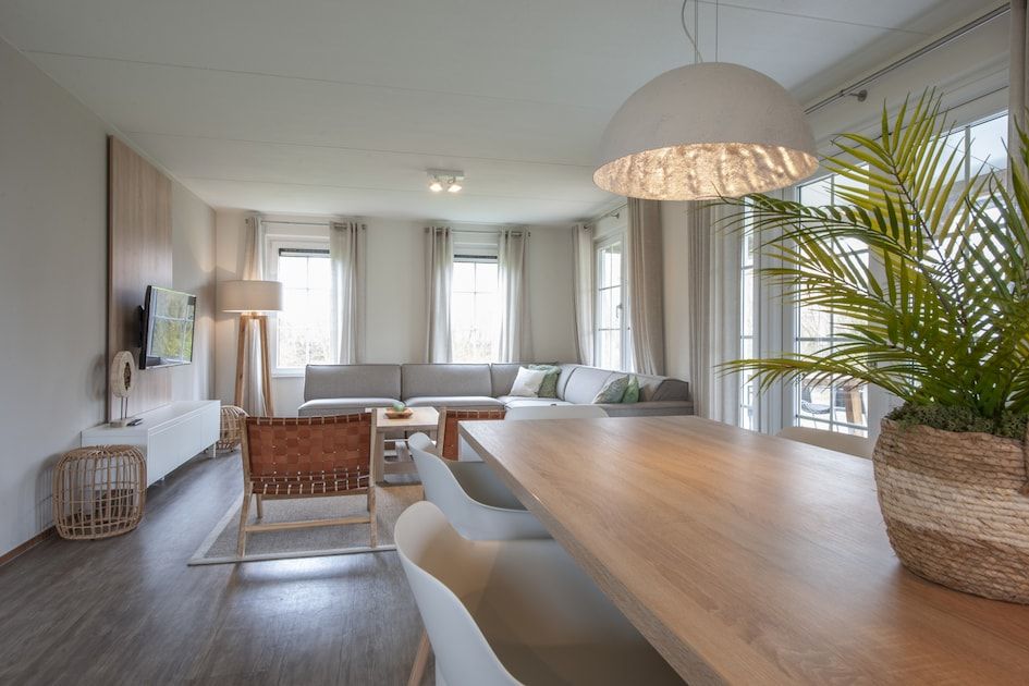 Stilvolles Wohnzimmer in Villa 10A Luxe, einem Ferienhaus in Cadzand-bad, Zeeuws-Vlaanderen, mit moderner Einrichtung und viel natuerlichem Licht.