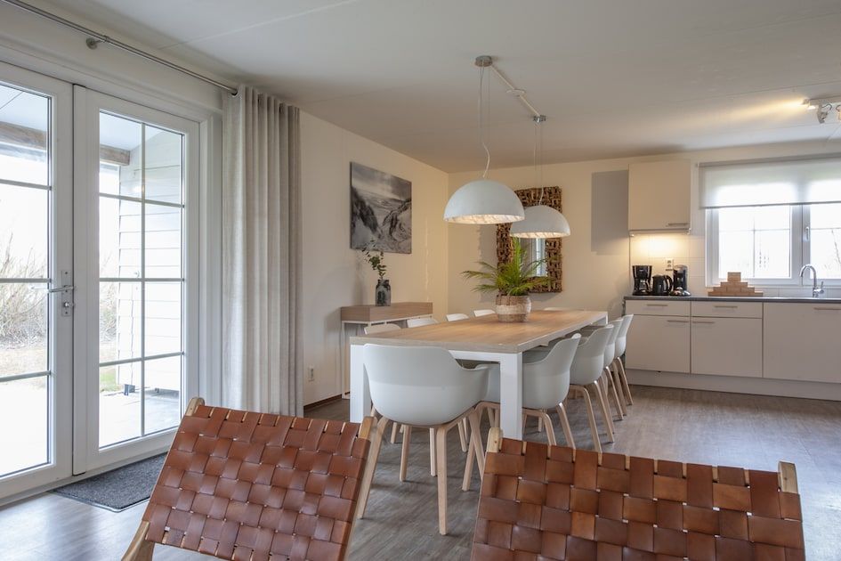 Stilvolles Esszimmer in Villa 10A Luxe, Ferienhaus in Cadzand-bad, Zeeuws-Vlaanderen, mit moderner Einrichtung und viel Tageslicht.