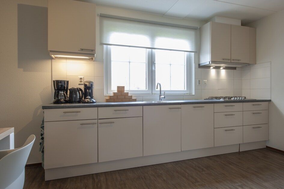 Moderne Kueche in Villa 10A Luxe, einem Ferienhaus in Cadzand-bad, Zeeuws-Vlaanderen, Zeeland mit viel Arbeitsflaeche und viel Licht.