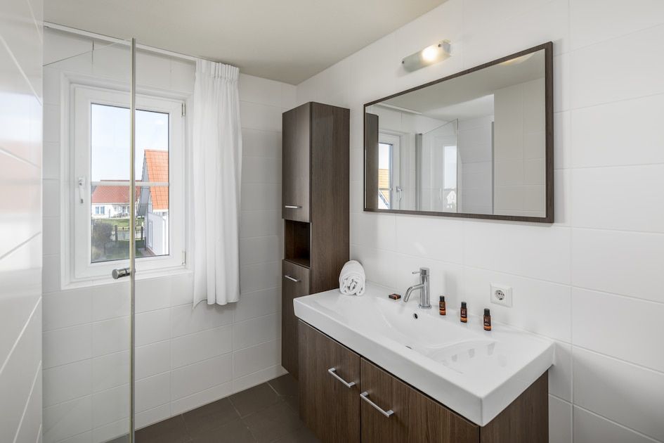 Geniet van het uitzicht vanaf het terras van Villa 5A, een vakantiehuis in Cadzand-bad, Zeeuws-Vlaanderen, met uitzicht op het water.