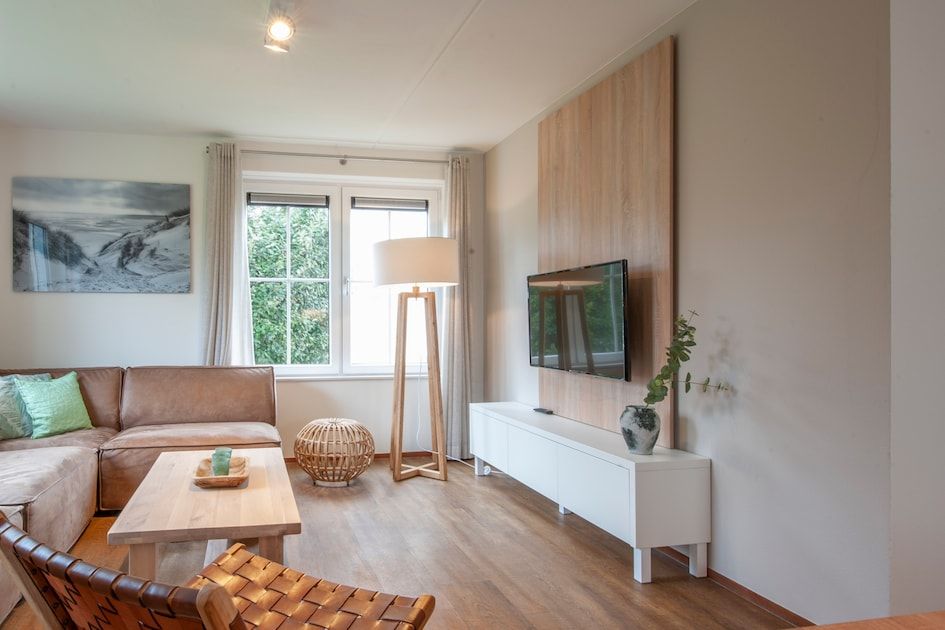 Stijlvolle woonkamer van Villa 4C Luxe in Cadzand-bad, Zeeland, met moderne inrichting en veel natuurlijk licht.