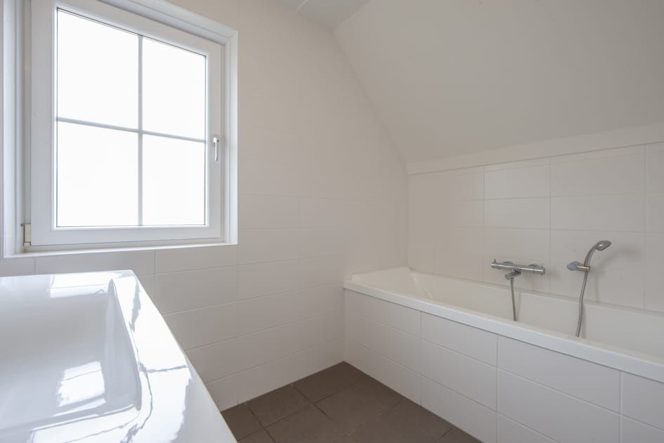 Ruime badkamer in Villa 4C Luxe, Cadzand-bad, Zeeuws-Vlaanderen, met moderne voorzieningen voor ultiem comfort.