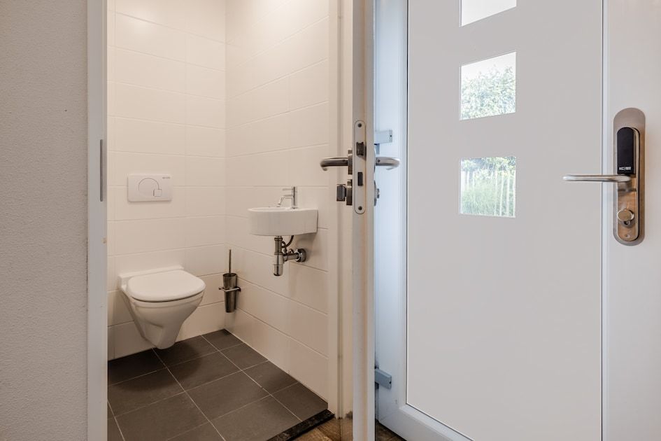 Gezellige slaapkamer in Villa 9A, vakantiehuis in Cadzand-bad, Zeeuws-Vlaanderen, met veel natuurlijk licht en uitzicht op de omgeving.