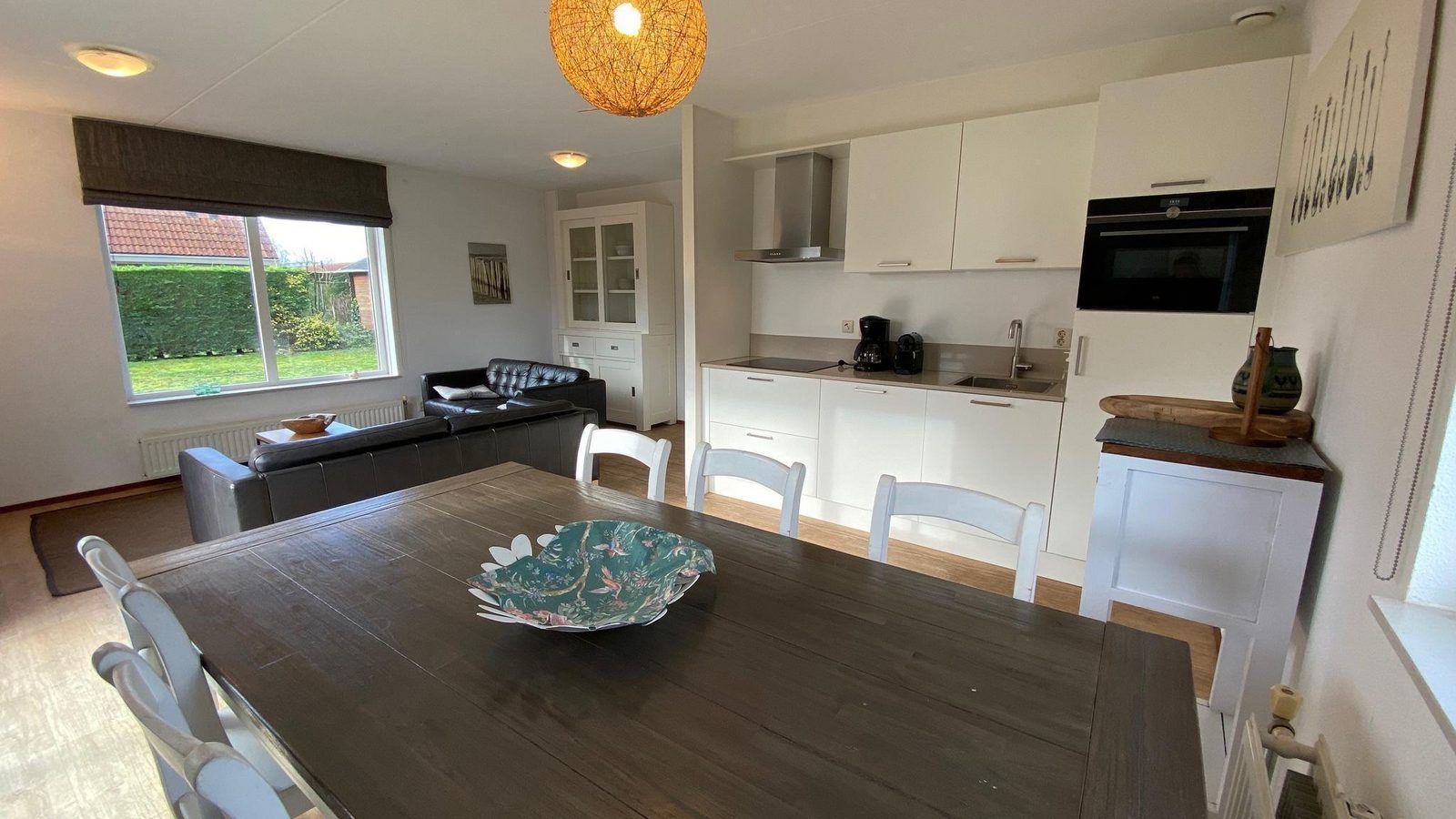 Open kitchen and dining area in VZ921 Holiday home in Cadzand-Bad, Zeeuws-Vlaanderen.