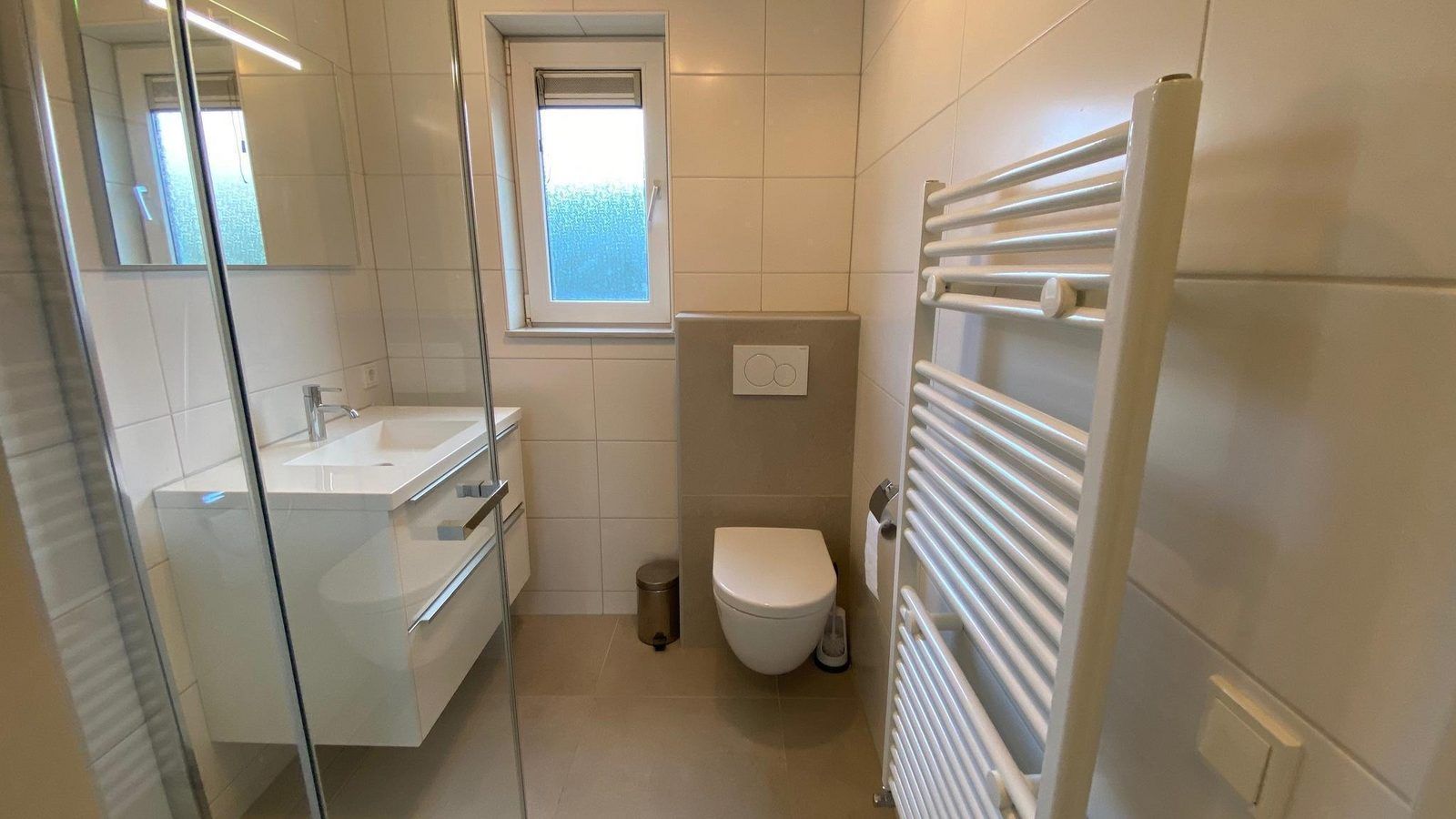 Modern bathroom in VZ921 Holiday home in Cadzand-Bad, Zeeuws-Vlaanderen, with shower and toilet.