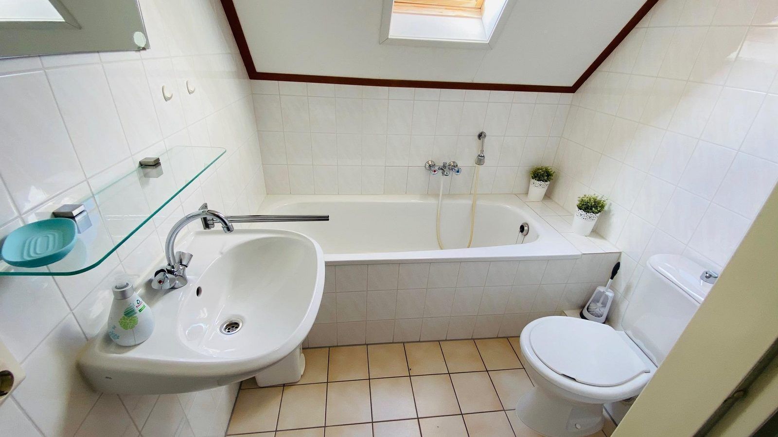 Bathroom with bath in VZ921 Holiday home in Cadzand-Bad, ideal for relaxation, Zeeland.