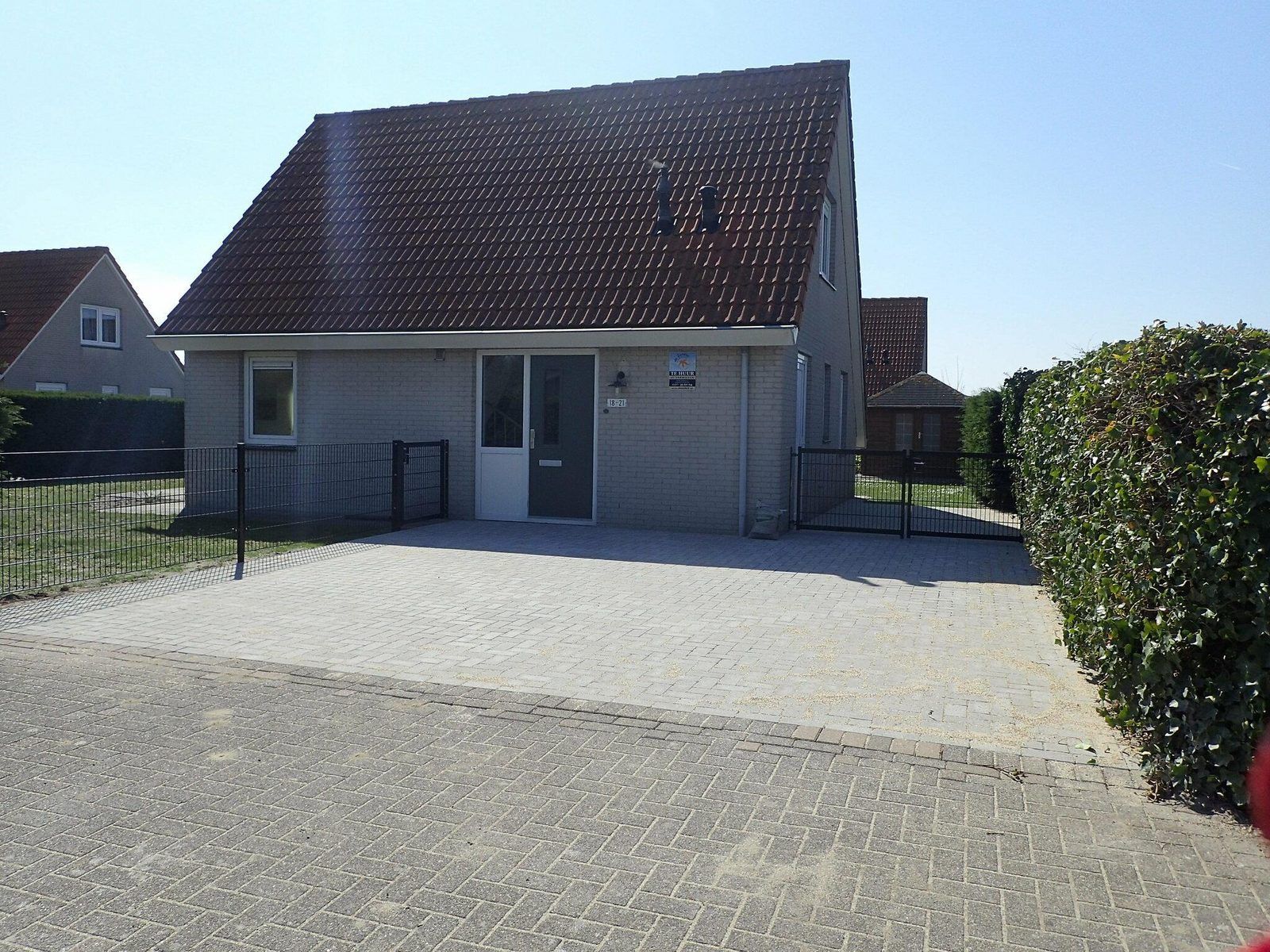 Front view of VZ921 Holiday home in Cadzand-Bad with parking, Zeeland.