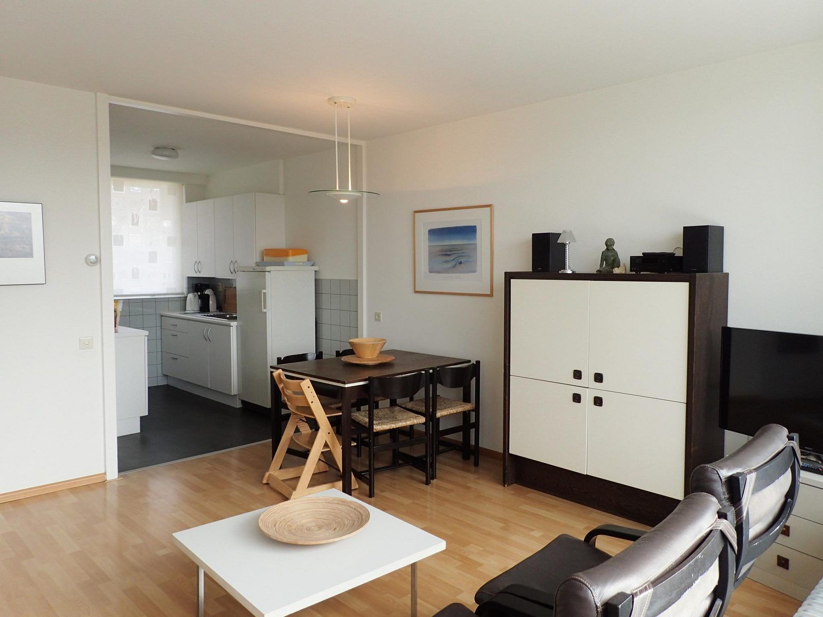 Offene Kueche und Esszimmer in VZ922 Ferienwohnung in Cadzand, ideal fuer einen entspannten Urlaub in Zeeland.