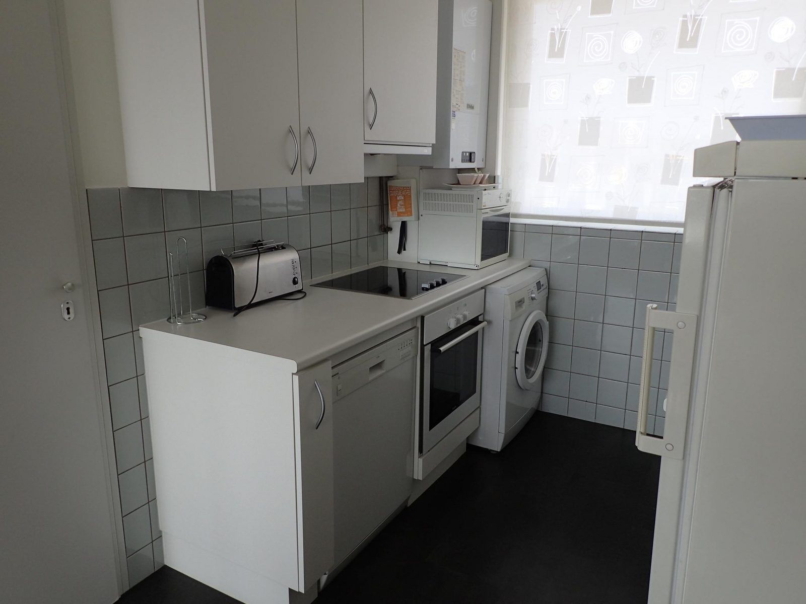 Kompakte Kueche mit Geraeten in VZ922 Ferienwohnung in Cadzand, ideal fuer Selbstversorgerferien in Zeeland.