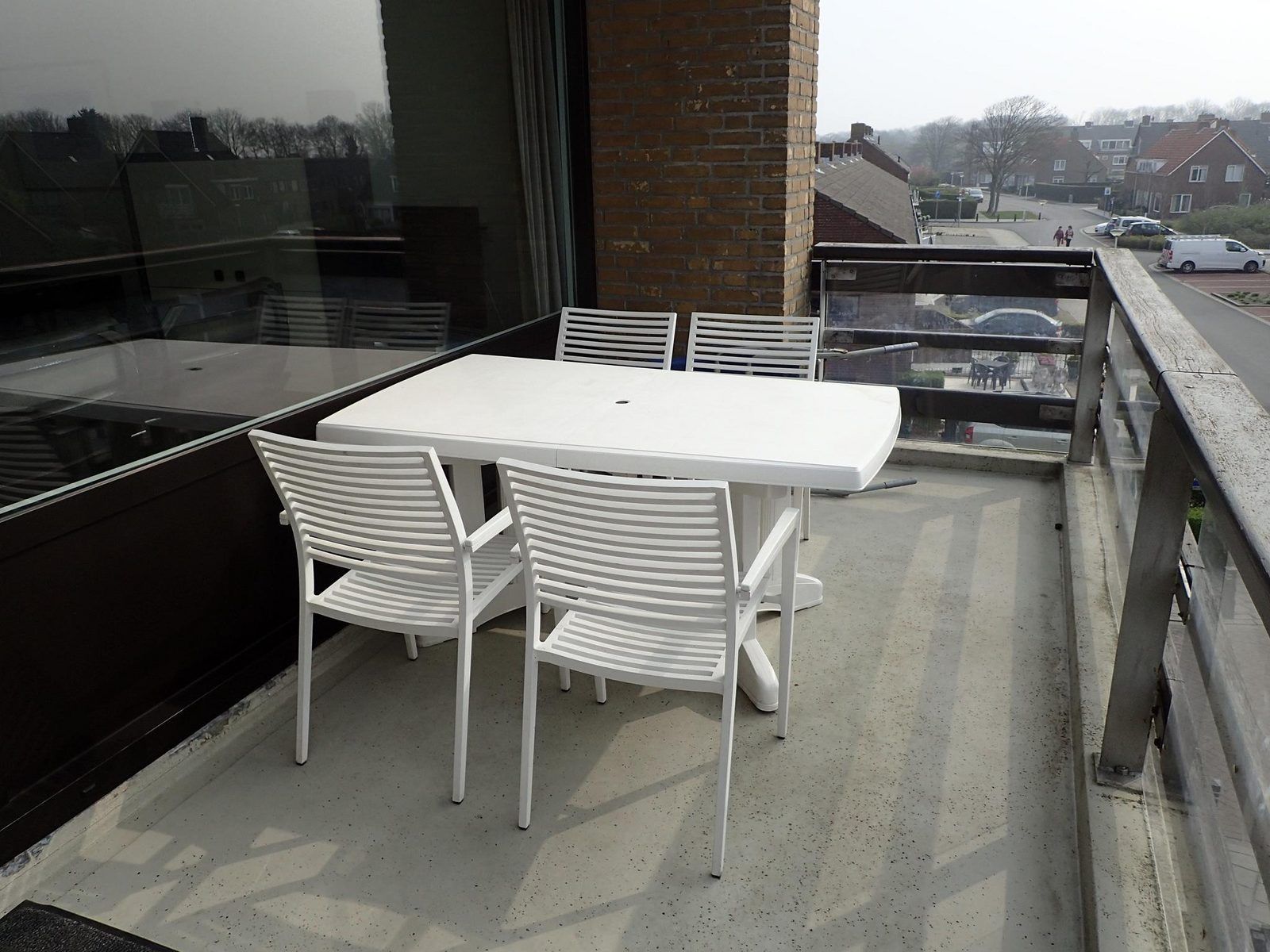 Der Balkon mit Sitzgelegenheit der Ferienwohnung VZ922 in Cadzand bietet einen herrlichen Blick auf Cadzand-bad.