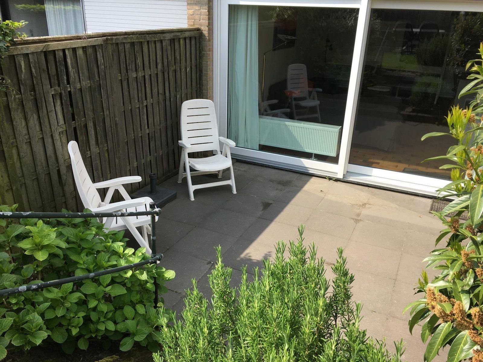 Gemuetliche Terrasse im Ferienhaus VZ924 in Cadzand, ideal fuer Entspannung in Zeeuws-Vlaanderen.