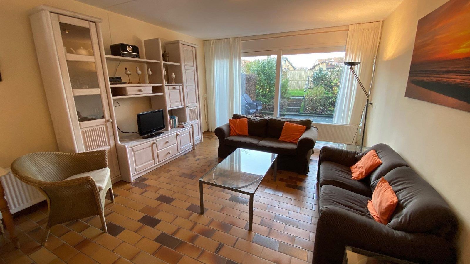 Gemuetliches Wohnzimmer des Ferienhauses VZ924 in Cadzand, Zeeuws-Vlaanderen, mit bequemen Sitzgelegenheiten.