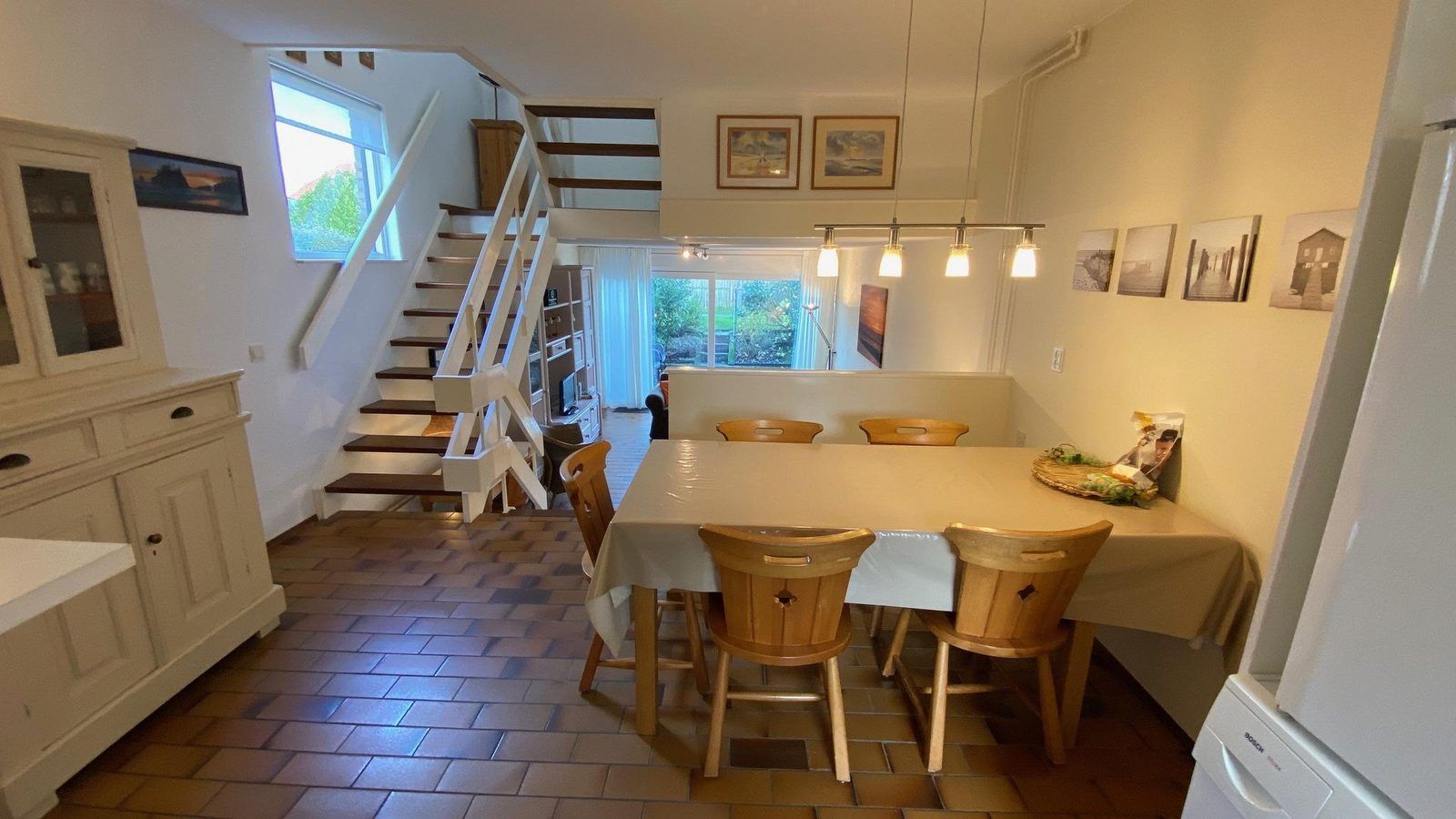 Essecke in VZ924 Ferienhaus in Cadzand mit Holzstuehlen und grossem Tisch, Zeeland.