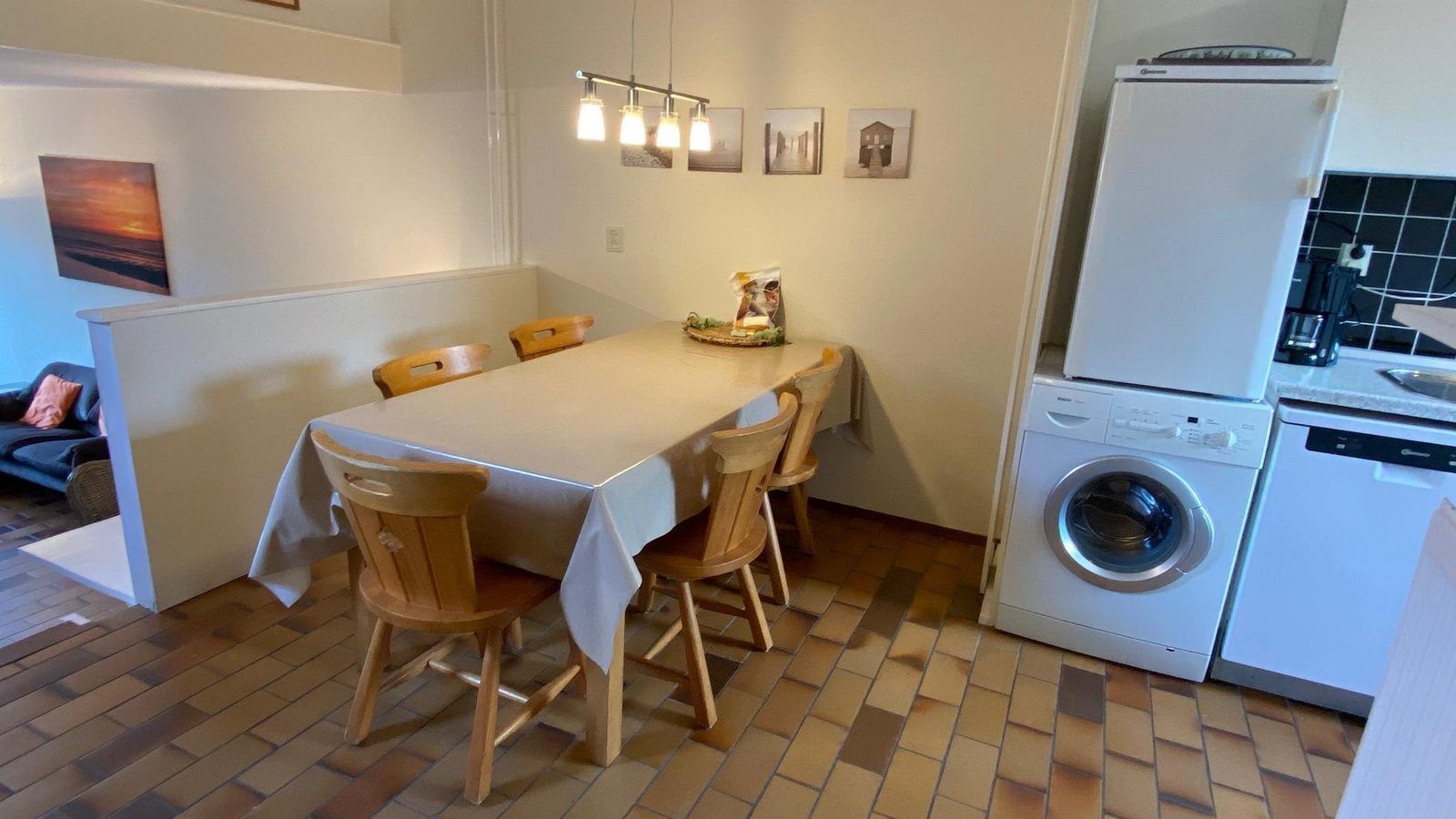 Kueche und Essbereich in VZ924 Ferienhaus in Cadzand, Zeeuws-Vlaanderen, mit moderner Ausstattung.