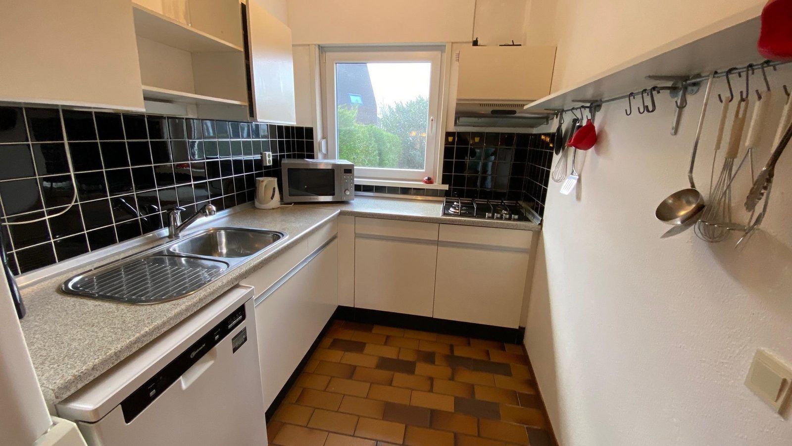 Moderne Kueche mit Geraeten in VZ924 Ferienhaus in Cadzand, Cadzand-bad, Zeeland.