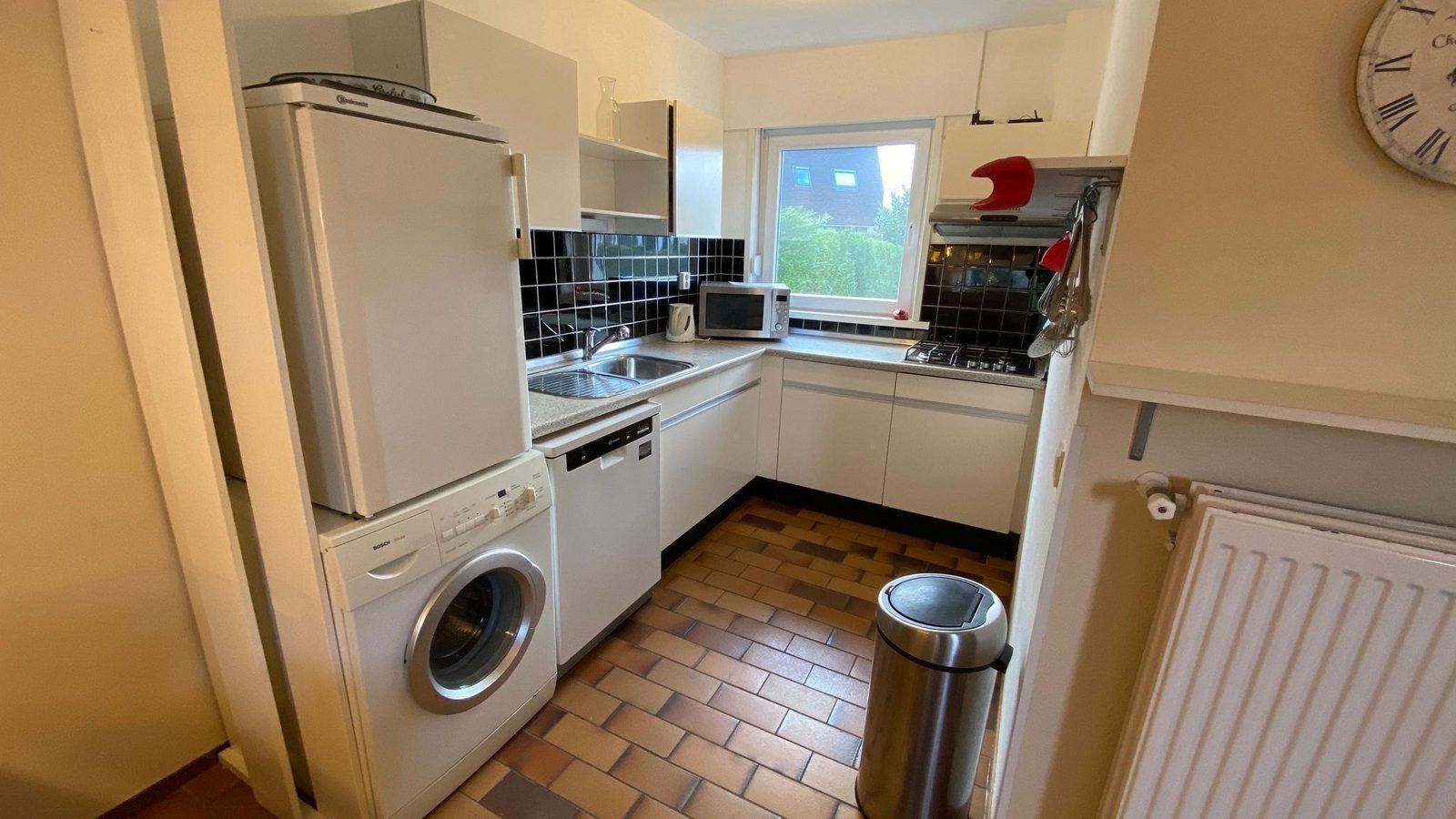 Badezimmer mit Dusche und Waschbecken in VZ924 Ferienhaus in Cadzand, Zeeuws-Vlaanderen.