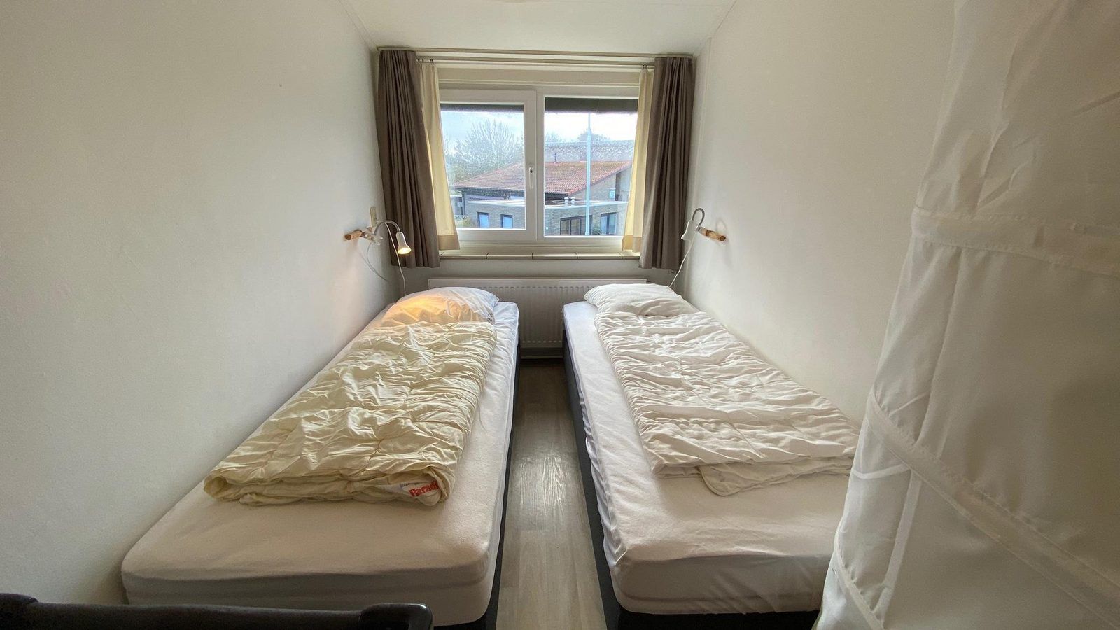 Kinderzimmer mit Kinderbett in VZ924 Ferienhaus in Cadzand, Cadzand-bad, Zeeland.