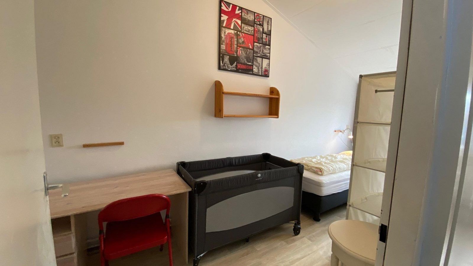 Hauptschlafzimmer mit Doppelbett in VZ924 Ferienhaus in Cadzand, Zeeuws-Vlaanderen.