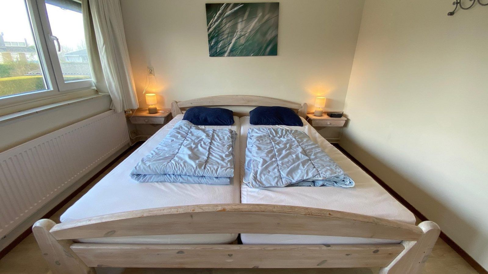 Geraeumiges Schlafzimmer mit Aussicht in VZ924 Ferienhaus in Cadzand, ideal fuer Entspannung in Zeeland.