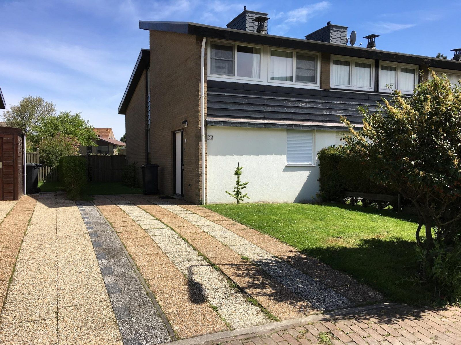 Garten mit Sitzgelegenheit in VZ924 Ferienhaus in Cadzand, ideal fuer Mahlzeiten im Freien in Zeeland.