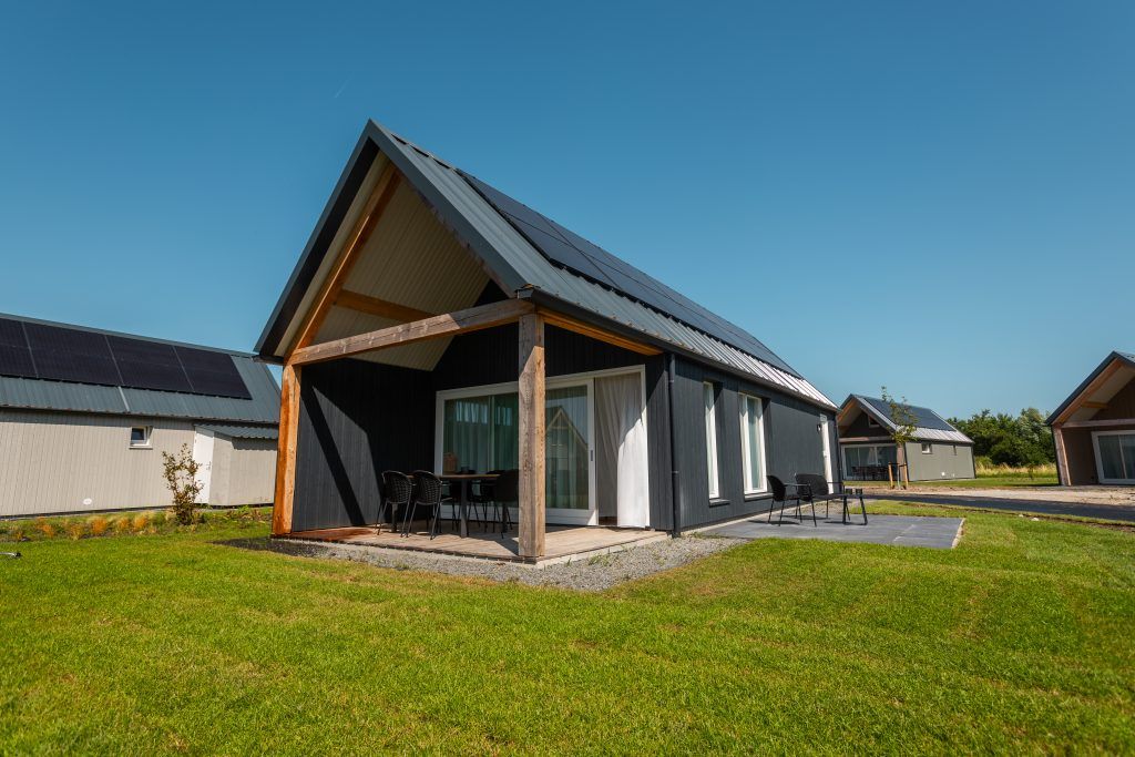 Vrijstaande woning in Cadzand, een vakantiehuis in Zeeuws-Vlaanderen, Zeeland met zonnig terras en groene omgeving.