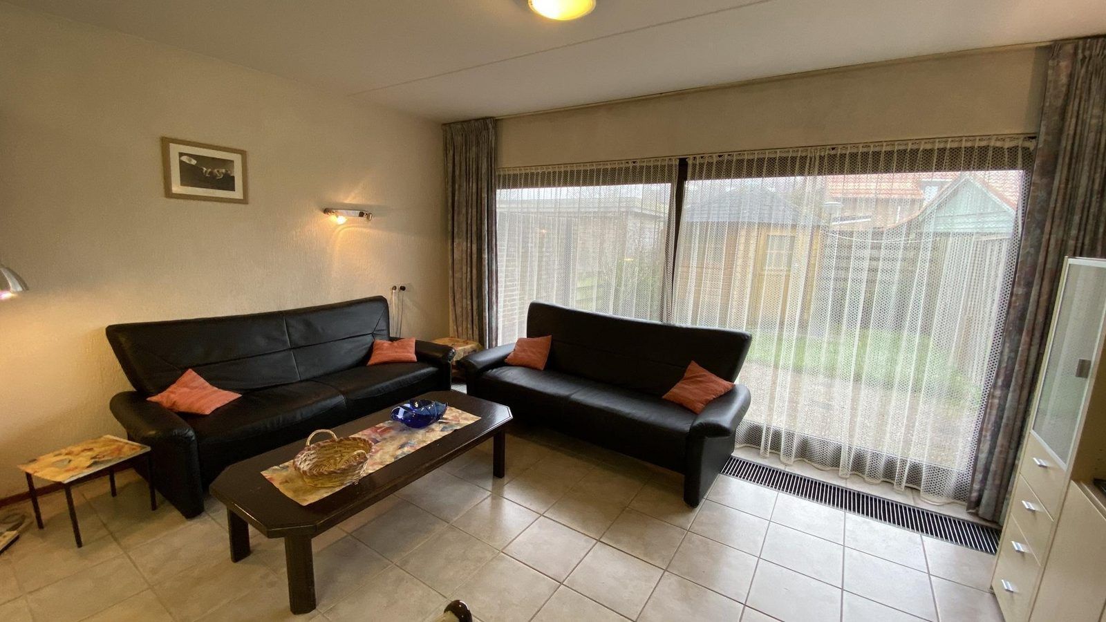 Gemuetliches Wohnzimmer in VZ331 Appartement Cadzand, ideal fuer einen entspannten Aufenthalt in Zeeland.