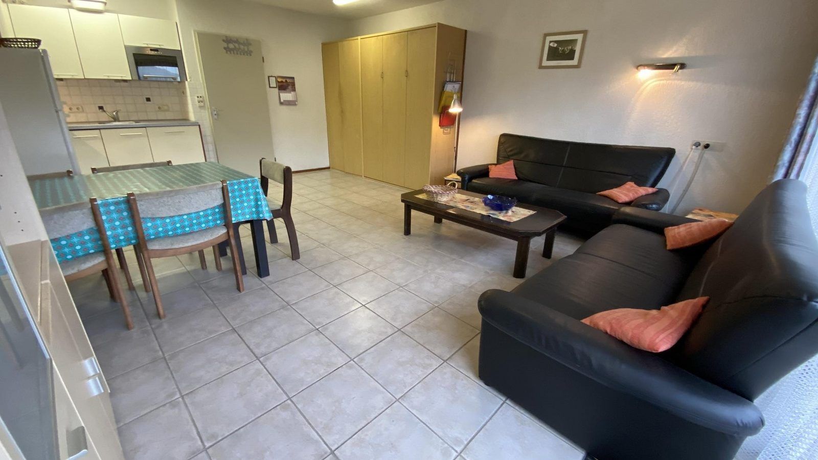 Ess- und Sitzecke in VZ331 Apartment Cadzand, komfortable Ferienunterkunft in Cadzand.