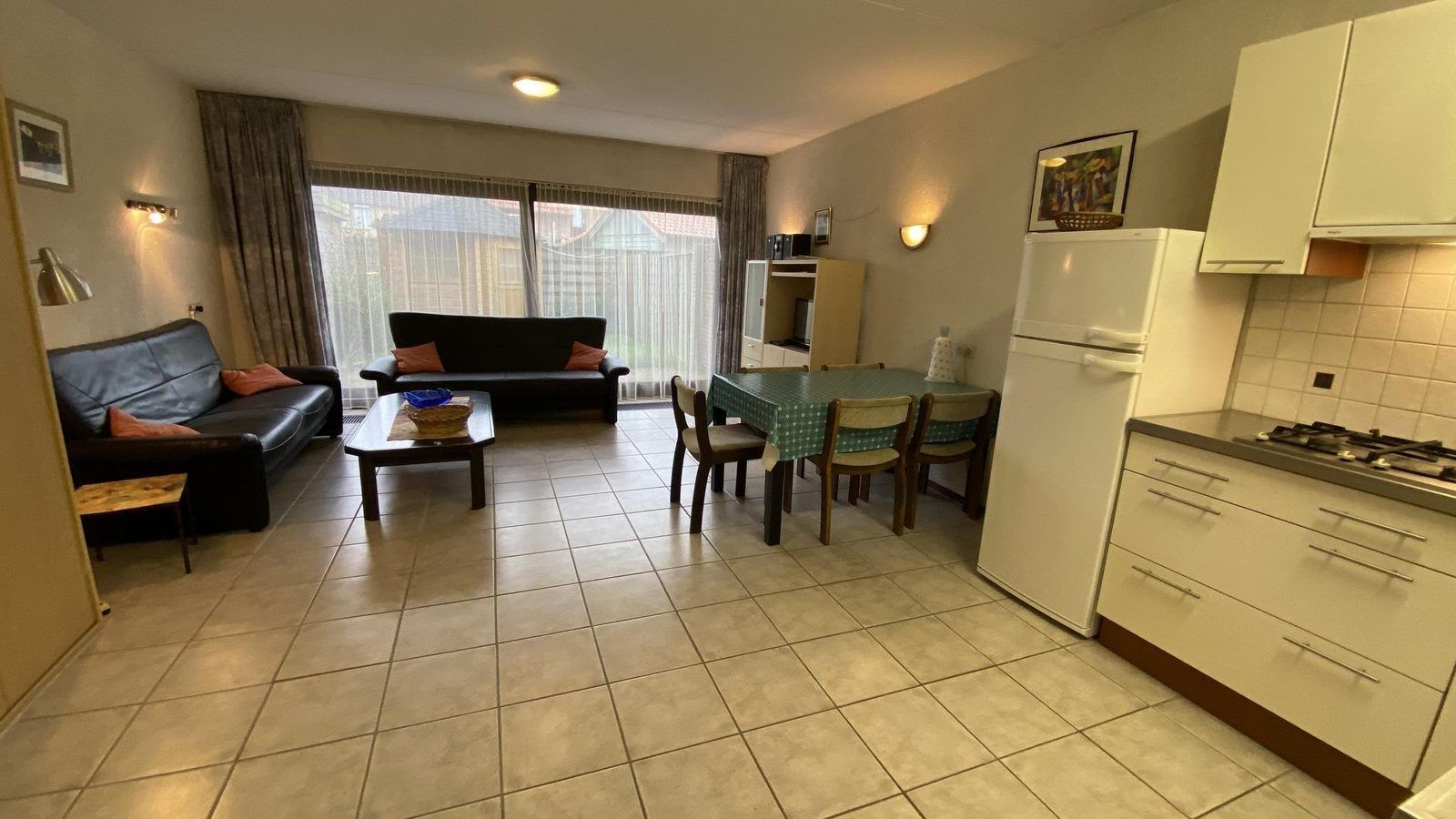 Geraeumiges Wohnzimmer mit Kueche in VZ331 Apartment Cadzand, ideal fuer einen Urlaub in Zeeland.