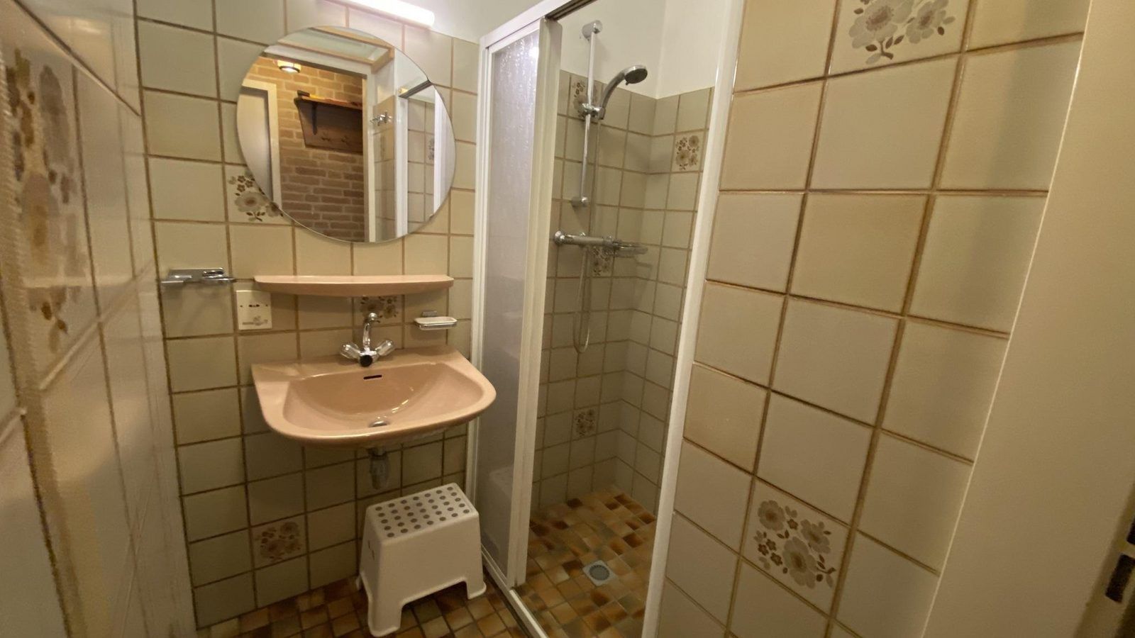 Schlafzimmer mit Klappbett in VZ331 Apartment Cadzand, praktisch eingerichtet fuer Ihren Urlaub in Cadzand.