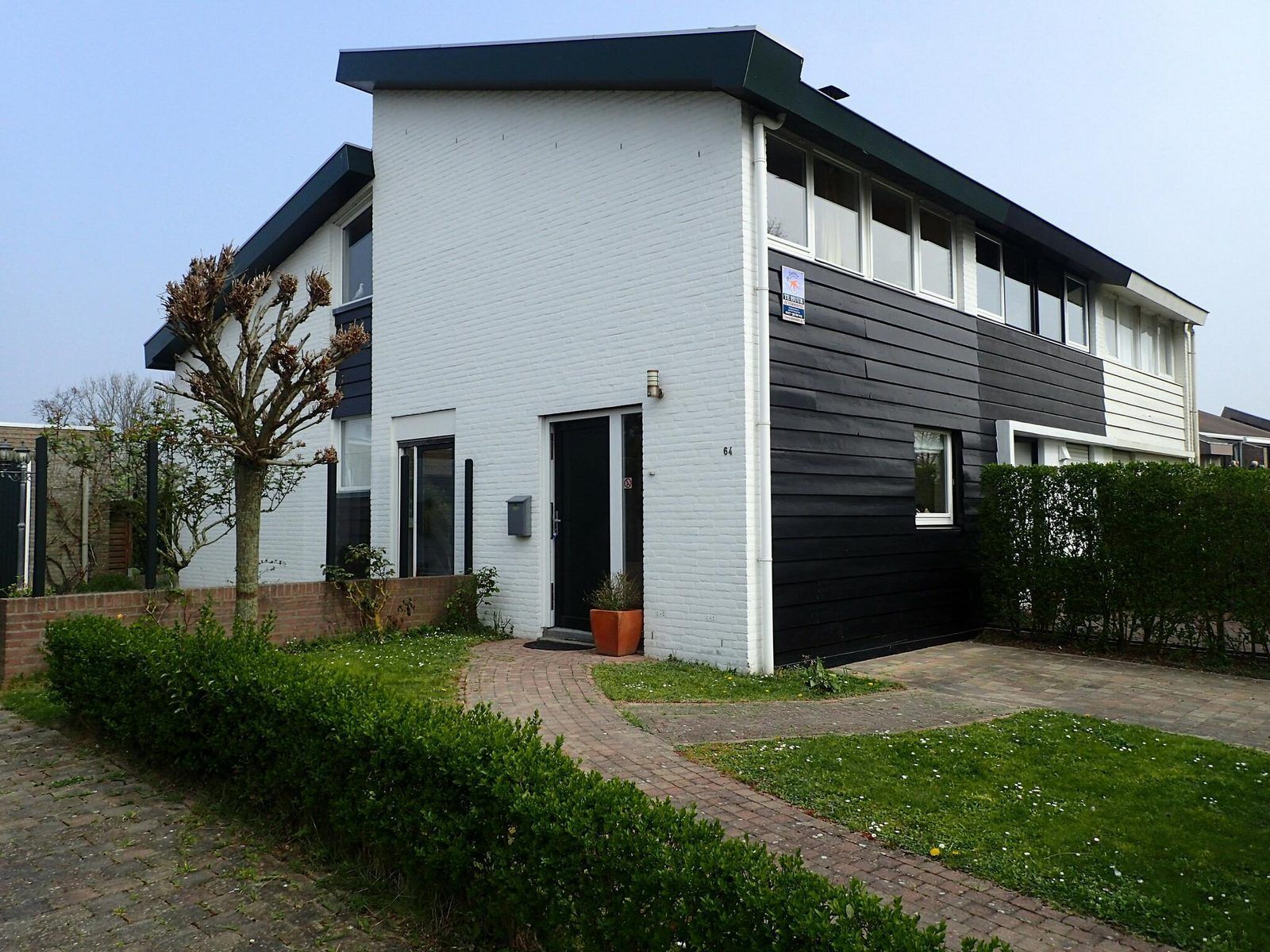 VZ333 Vakantiehuis Cadzand, modern vakantiehuis in Zeeuws-Vlaanderen, Zeeland met groene tuin en terras.