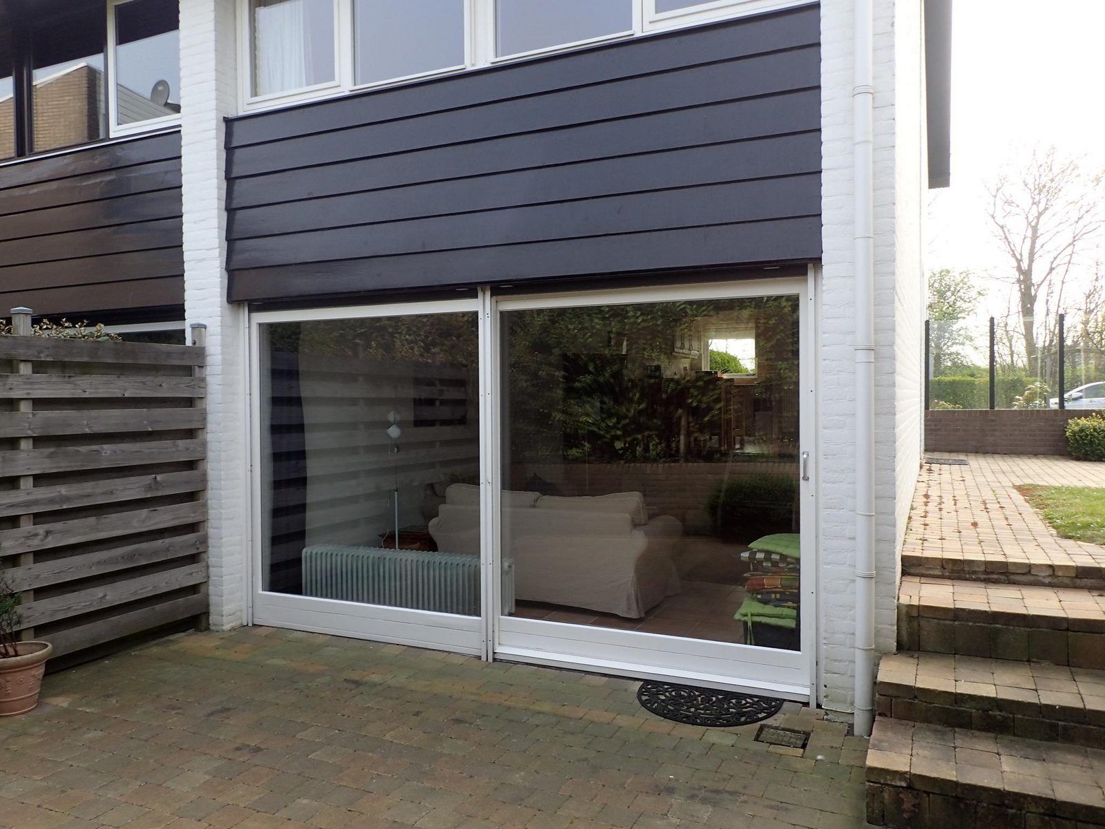 VZ333 Vakantiehuis Cadzand, ruime woonkamer met grote ramen in vakantiehuis, Cadzand, Zeeland.