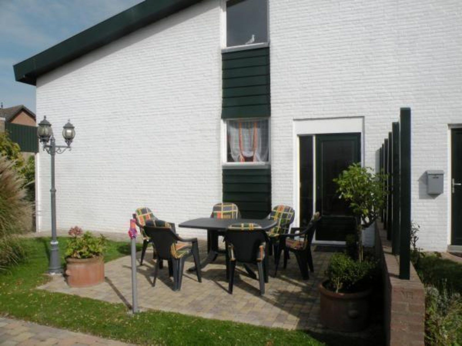 VZ333 Vakantiehuis Cadzand, gezellige buitenruimte met tuintafel, vakantiehuis in Cadzand, Zeeland.