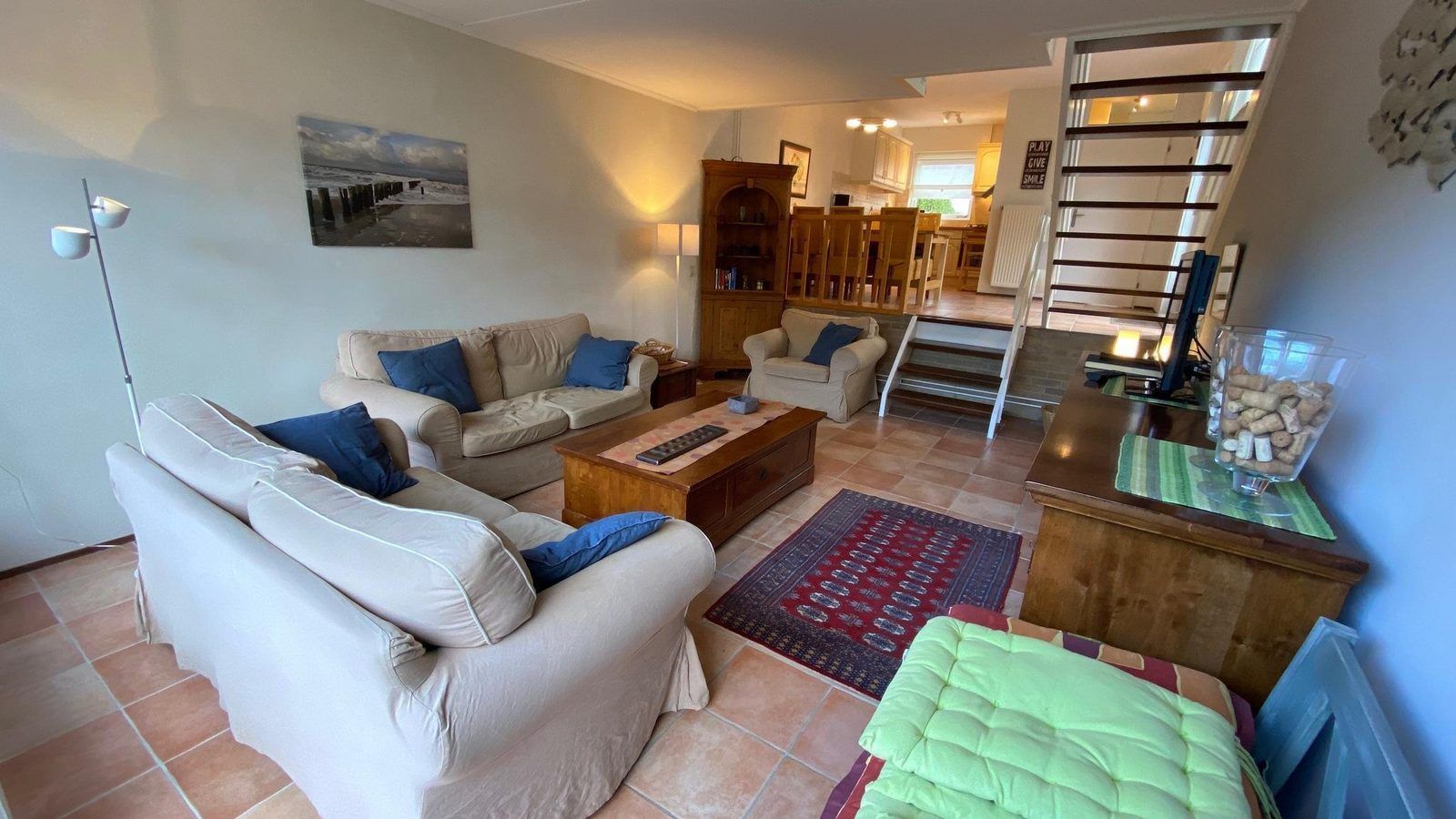 VZ333 Vakantiehuis Cadzand, sfeervolle woonkamer met comfortabele banken, vakantiehuis in Zeeuws-Vlaanderen.