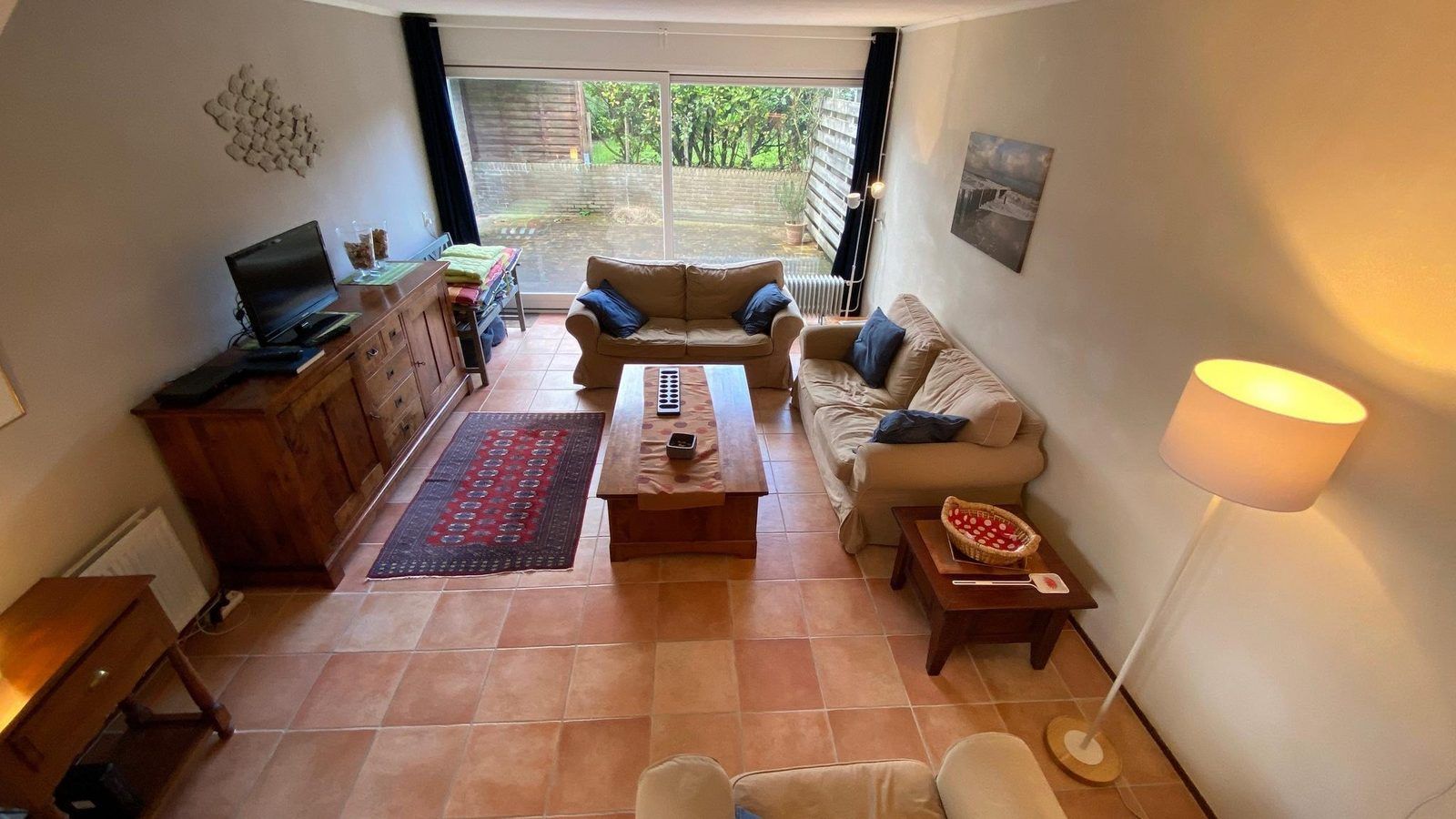 VZ333 Vakantiehuis Cadzand, lichte woonkamer met uitzicht op tuin, vakantiehuis in Cadzand, Zeeland.